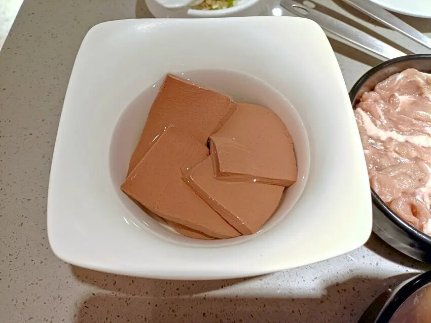 海底撈好吃又好玩！不限時、服務貼心、免費小菜水果通通有。