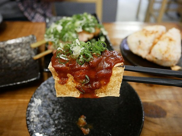 蔦燒日式居酒屋:蔦燒日式居酒屋-新北北投居酒屋 日本戰國風超復古 店內雖小五臟俱全 燒肉串燒或是酒品茶水通通有 下班後就來小酌一杯吧