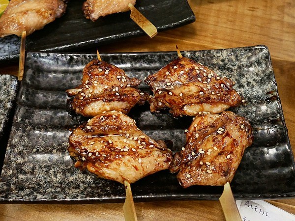 蔦燒日式居酒屋:蔦燒日式居酒屋-新北北投居酒屋 日本戰國風超復古 店內雖小五臟俱全 燒肉串燒或是酒品茶水通通有 下班後就來小酌一杯吧