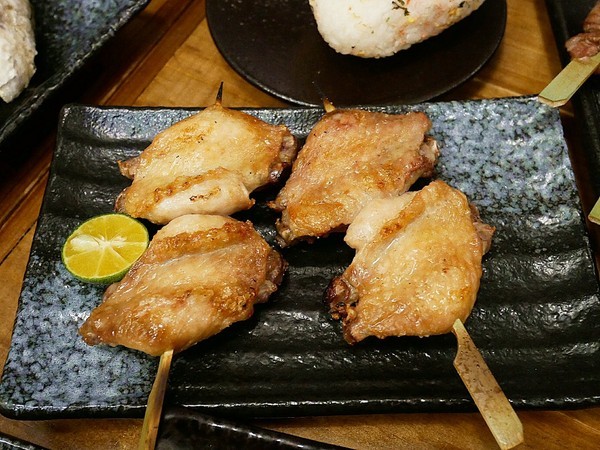 蔦燒日式居酒屋:蔦燒日式居酒屋-新北北投居酒屋 日本戰國風超復古 店內雖小五臟俱全 燒肉串燒或是酒品茶水通通有 下班後就來小酌一杯吧