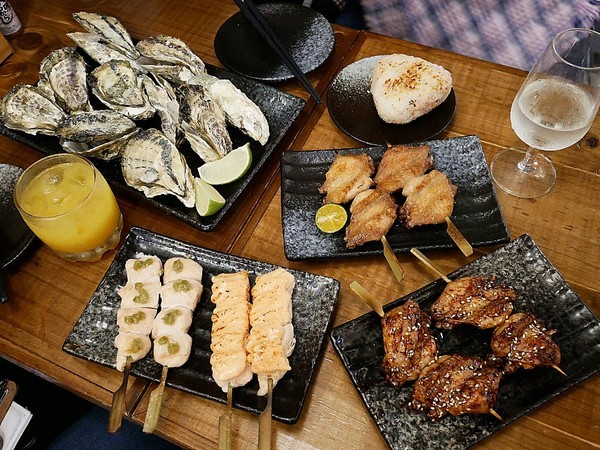 蔦燒日式居酒屋:蔦燒日式居酒屋-新北北投居酒屋 日本戰國風超復古 店內雖小五臟俱全 燒肉串燒或是酒品茶水通通有 下班後就來小酌一杯吧