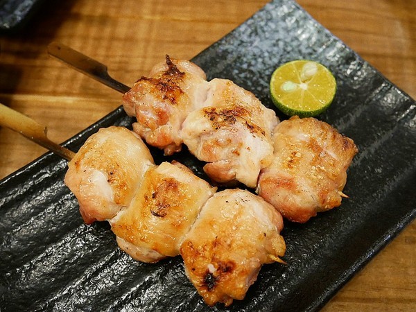 蔦燒日式居酒屋:蔦燒日式居酒屋-新北北投居酒屋 日本戰國風超復古 店內雖小五臟俱全 燒肉串燒或是酒品茶水通通有 下班後就來小酌一杯吧