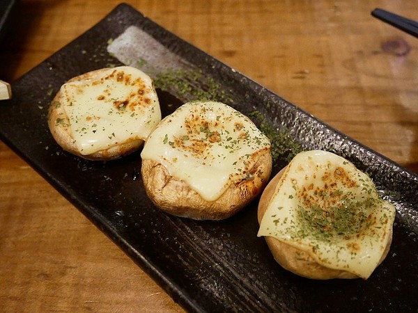 蔦燒日式居酒屋:蔦燒日式居酒屋-新北北投居酒屋 日本戰國風超復古 店內雖小五臟俱全 燒肉串燒或是酒品茶水通通有 下班後就來小酌一杯吧