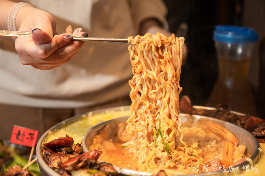 超讚豬五花通通吃爆！韓國烤肉怎麼點才划算？當日壽星來娘子韓食消費，免費送超浮誇燒肉蛋糕