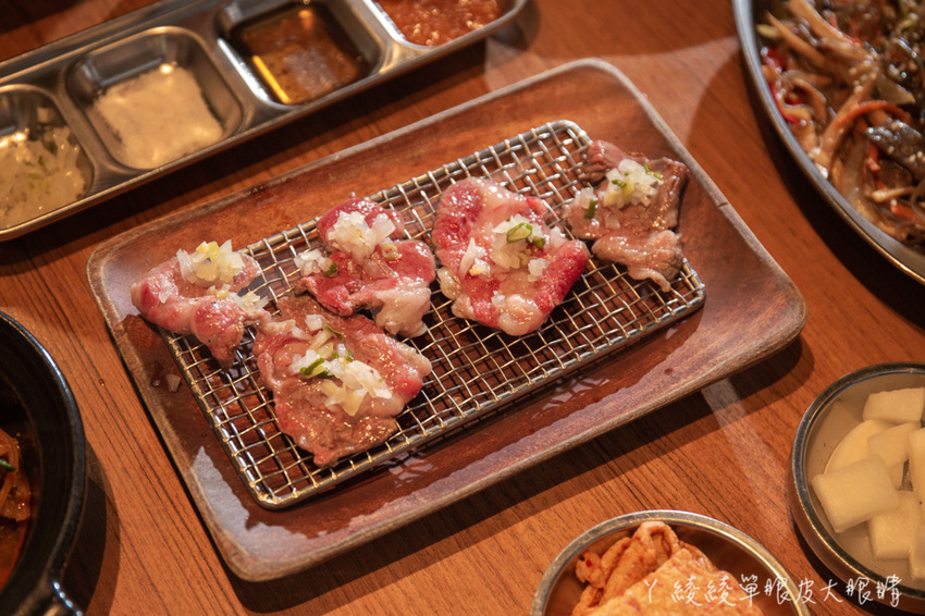 超讚豬五花通通吃爆！韓國烤肉怎麼點才划算？當日壽星來娘子韓食消費，免費送超浮誇燒肉蛋糕