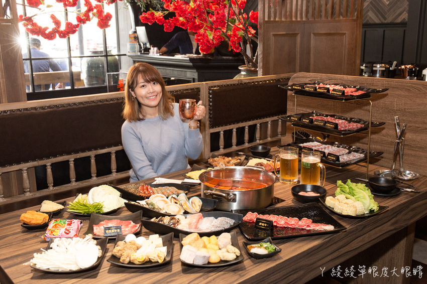 桃園火鍋吃到飽推薦巴適經典麻辣鍋林口店！和牛、雞佛等超過七十多種食材任你吃，啤酒無限暢飲