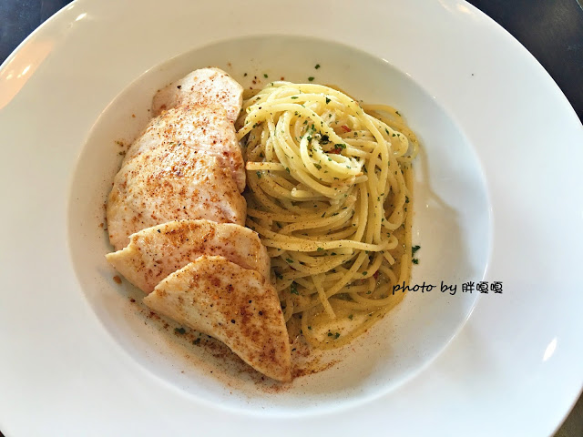 【台中 南屯】蘑菇Pasta-大墩店♧♧悄悄的~蘑菇第三家又默默地在市區也開了一家囉！餐點依舊划算，份量也挺足，男生吃的飽，空間更加寬敞、舒適^^