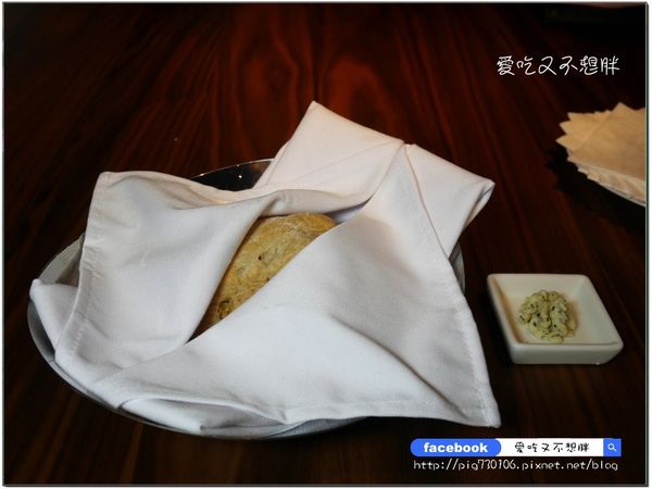 À Point Steak & Bar 艾朋牛排餐酒館:【台北市/美食】肉質好,價位便宜!墨賞旗下新品牌/市政府捷運4號出口。À Point Steak & Bar 艾朋牛排餐酒館