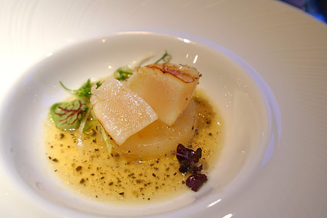 [食記] A Point 艾朋牛排餐酒館。高CP值約會、慶生餐廳、看得到101大樓的台北牛排館。高質感的炭烤牛排、青醬開心果烤羊小排。中秋聚餐超推薦!