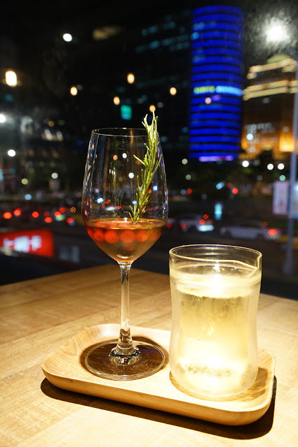 [食記] A Point 艾朋牛排餐酒館。高CP值約會、慶生餐廳、看得到101大樓的台北牛排館。高質感的炭烤牛排、青醬開心果烤羊小排。中秋聚餐超推薦!