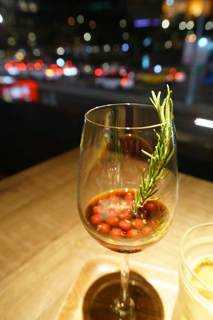 [食記] A Point 艾朋牛排餐酒館。高CP值約會、慶生餐廳、看得到101大樓的台北牛排館。高質感的炭烤牛排、青醬開心果烤羊小排。中秋聚餐超推薦!