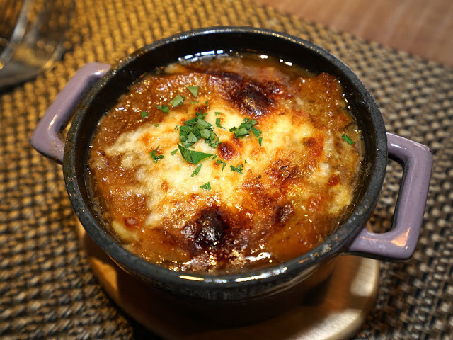 [食記] A Point 艾朋牛排餐酒館。高CP值約會、慶生餐廳、看得到101大樓的台北牛排館。高質感的炭烤牛排、青醬開心果烤羊小排。中秋聚餐超推薦!