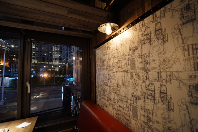 [食記] A Point 艾朋牛排餐酒館。高CP值約會、慶生餐廳、看得到101大樓的台北牛排館。高質感的炭烤牛排、青醬開心果烤羊小排。中秋聚餐超推薦!