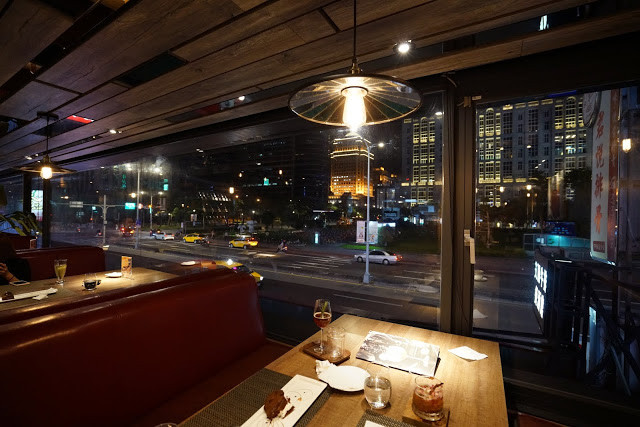 [食記] A Point 艾朋牛排餐酒館。高CP值約會、慶生餐廳、看得到101大樓的台北牛排館。高質感的炭烤牛排、青醬開心果烤羊小排。中秋聚餐超推薦!