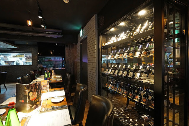 [食記] A Point 艾朋牛排餐酒館。高CP值約會、慶生餐廳、看得到101大樓的台北牛排館。高質感的炭烤牛排、青醬開心果烤羊小排。中秋聚餐超推薦!