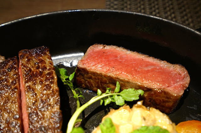 [食記] A Point 艾朋牛排餐酒館。高CP值約會、慶生餐廳、看得到101大樓的台北牛排館。高質感的炭烤牛排、青醬開心果烤羊小排。中秋聚餐超推薦!