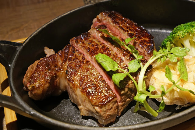 [食記] A Point 艾朋牛排餐酒館。高CP值約會、慶生餐廳、看得到101大樓的台北牛排館。高質感的炭烤牛排、青醬開心果烤羊小排。中秋聚餐超推薦!