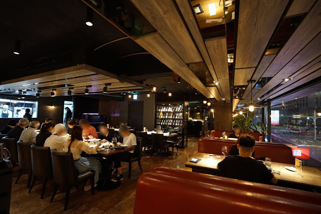 [食記] A Point 艾朋牛排餐酒館。高CP值約會、慶生餐廳、看得到101大樓的台北牛排館。高質感的炭烤牛排、青醬開心果烤羊小排。中秋聚餐超推薦!