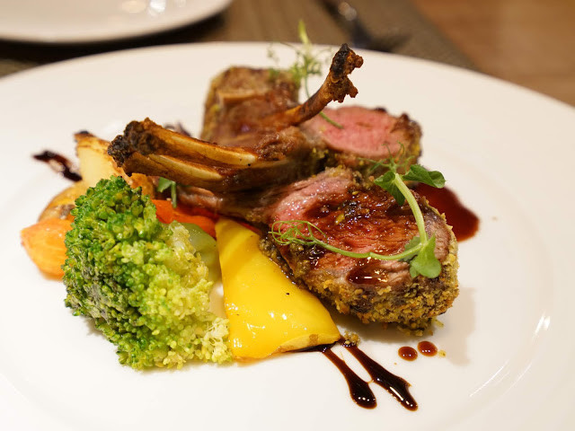 [食記] A Point 艾朋牛排餐酒館。高CP值約會、慶生餐廳、看得到101大樓的台北牛排館。高質感的炭烤牛排、青醬開心果烤羊小排。中秋聚餐超推薦!