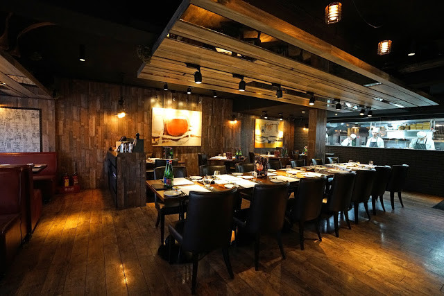 [食記] A Point 艾朋牛排餐酒館。高CP值約會、慶生餐廳、看得到101大樓的台北牛排館。高質感的炭烤牛排、青醬開心果烤羊小排。中秋聚餐超推薦!