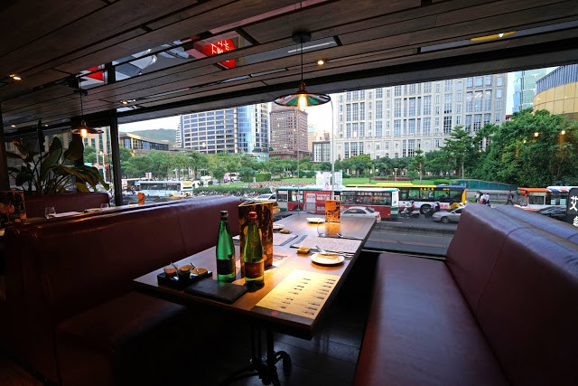 [食記] A Point 艾朋牛排餐酒館。高CP值約會、慶生餐廳、看得到101大樓的台北牛排館。高質感的炭烤牛排、青醬開心果烤羊小排。中秋聚餐超推薦!