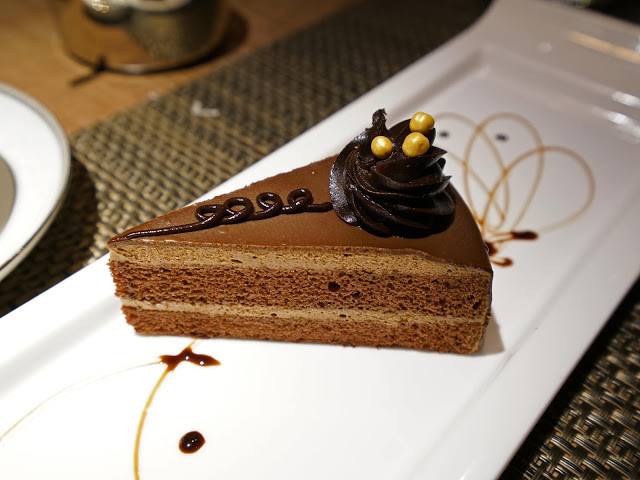 [食記] A Point 艾朋牛排餐酒館。高CP值約會、慶生餐廳、看得到101大樓的台北牛排館。高質感的炭烤牛排、青醬開心果烤羊小排。中秋聚餐超推薦!