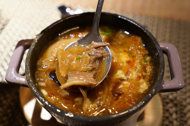 [食記] A Point 艾朋牛排餐酒館。高CP值約會、慶生餐廳、看得到101大樓的台北牛排館。高質感的炭烤牛排、青醬開心果烤羊小排。中秋聚餐超推薦!