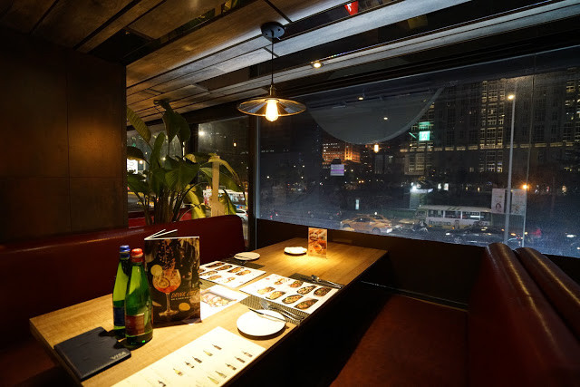 [食記] A Point 艾朋牛排餐酒館。高CP值約會、慶生餐廳、看得到101大樓的台北牛排館。高質感的炭烤牛排、青醬開心果烤羊小排。中秋聚餐超推薦!