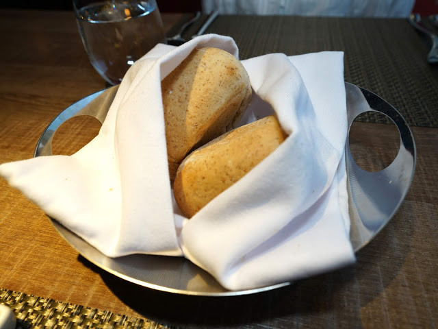 [食記] A Point 艾朋牛排餐酒館。高CP值約會、慶生餐廳、看得到101大樓的台北牛排館。高質感的炭烤牛排、青醬開心果烤羊小排。中秋聚餐超推薦!