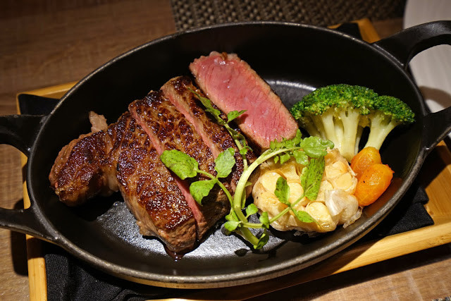 [食記] A Point 艾朋牛排餐酒館。高CP值約會、慶生餐廳、看得到101大樓的台北牛排館。高質感的炭烤牛排、青醬開心果烤羊小排。中秋聚餐超推薦!