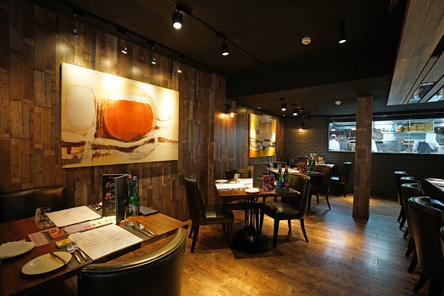 [食記] A Point 艾朋牛排餐酒館。高CP值約會、慶生餐廳、看得到101大樓的台北牛排館。高質感的炭烤牛排、青醬開心果烤羊小排。中秋聚餐超推薦!