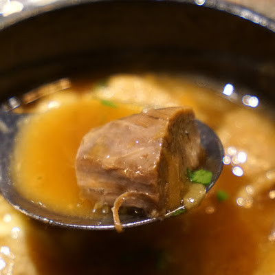 [食記] A Point 艾朋牛排餐酒館。高CP值約會、慶生餐廳、看得到101大樓的台北牛排館。高質感的炭烤牛排、青醬開心果烤羊小排。中秋聚餐超推薦!