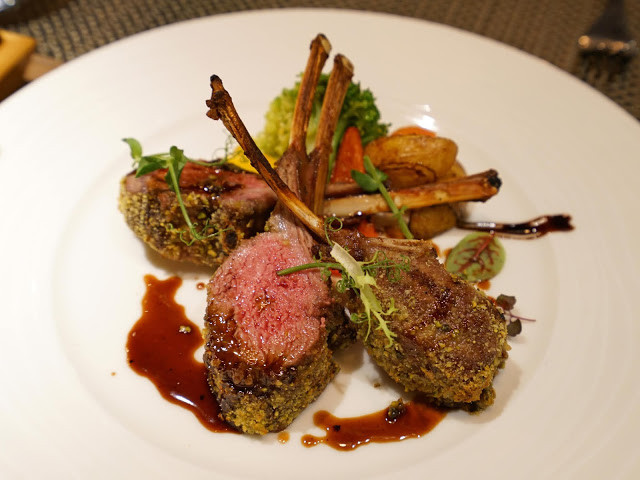 [食記] A Point 艾朋牛排餐酒館。高CP值約會、慶生餐廳、看得到101大樓的台北牛排館。高質感的炭烤牛排、青醬開心果烤羊小排。中秋聚餐超推薦!