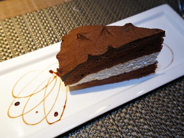 [食記] A Point 艾朋牛排餐酒館。高CP值約會、慶生餐廳、看得到101大樓的台北牛排館。高質感的炭烤牛排、青醬開心果烤羊小排。中秋聚餐超推薦!