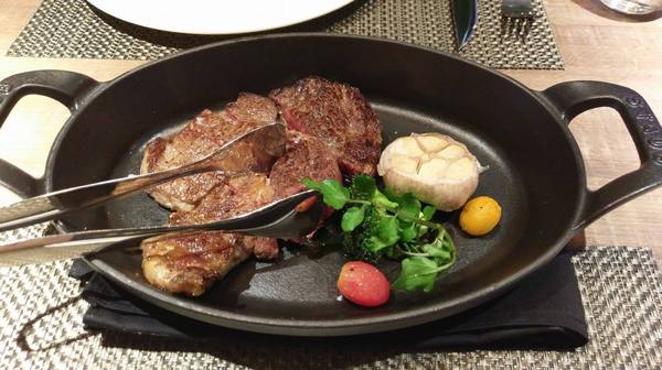 À Point Steak & Bar 艾朋牛排餐酒館：À Point Steak & Bar 艾朋牛排餐酒館-墨賞旗下新品牌 信義區高級餐酒館  服務、環境、餐點都超有水準