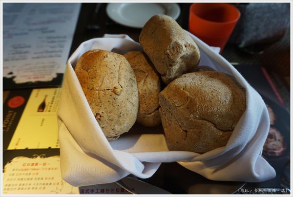 艾朋牛排-4-麵包.JPG 艾朋牛排-4-麵包.JPG
