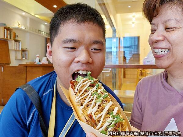 尼爾先生12-照燒炒麵熱狗堡-個頭不小.jpg
