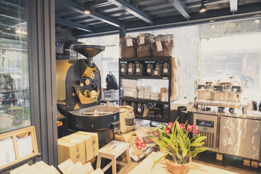 屏東 竹田咖啡廳 驛前大和頓物所｜保留廢棄鋼架結構 碾米廠改建工業風咖啡廳，超美落地玻璃窗～ · 算命的說我很愛吃