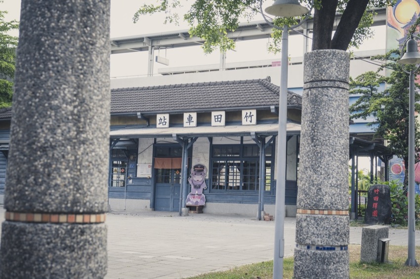 屏東 竹田咖啡廳 驛前大和頓物所｜保留廢棄鋼架結構 碾米廠改建工業風咖啡廳，超美落地玻璃窗～ · 算命的說我很愛吃