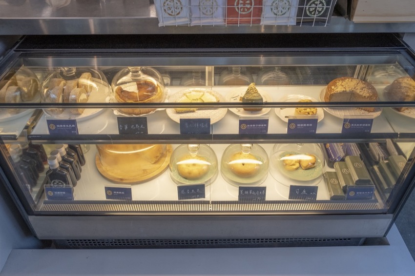 屏東 竹田咖啡廳 驛前大和頓物所｜保留廢棄鋼架結構 碾米廠改建工業風咖啡廳，超美落地玻璃窗～ · 算命的說我很愛吃