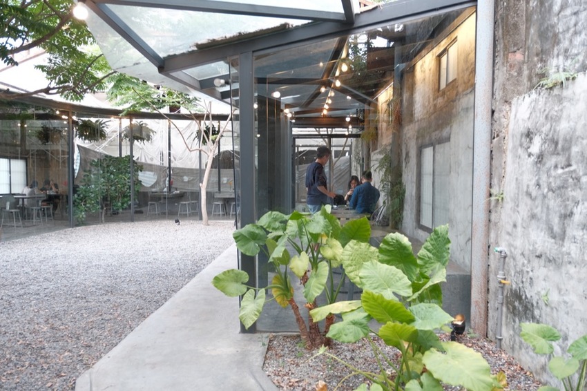 屏東 竹田咖啡廳 驛前大和頓物所｜保留廢棄鋼架結構 碾米廠改建工業風咖啡廳，超美落地玻璃窗～ · 算命的說我很愛吃