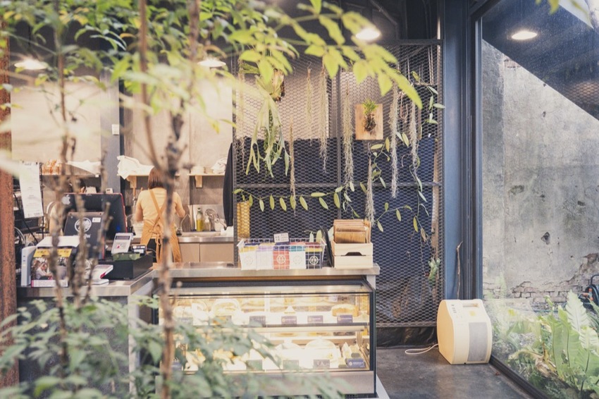 屏東 竹田咖啡廳 驛前大和頓物所｜保留廢棄鋼架結構 碾米廠改建工業風咖啡廳，超美落地玻璃窗～ · 算命的說我很愛吃