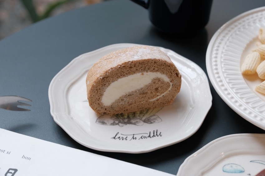 屏東 竹田咖啡廳 驛前大和頓物所｜保留廢棄鋼架結構 碾米廠改建工業風咖啡廳，超美落地玻璃窗～ · 算命的說我很愛吃