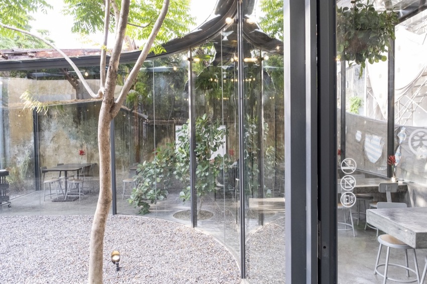 屏東 竹田咖啡廳 驛前大和頓物所｜保留廢棄鋼架結構 碾米廠改建工業風咖啡廳，超美落地玻璃窗～ · 算命的說我很愛吃