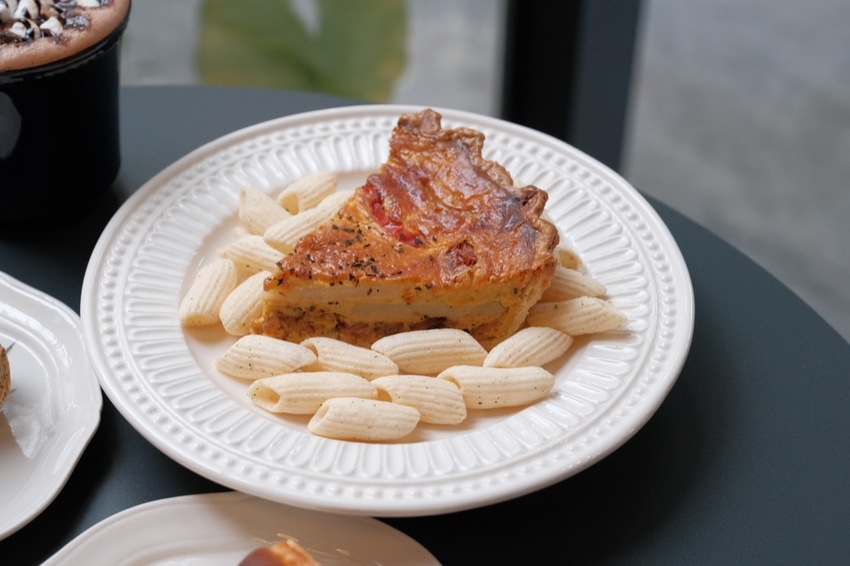 屏東 竹田咖啡廳 驛前大和頓物所｜保留廢棄鋼架結構 碾米廠改建工業風咖啡廳，超美落地玻璃窗～ · 算命的說我很愛吃