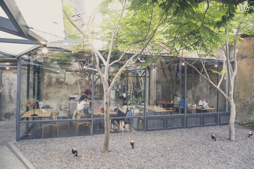 屏東 竹田咖啡廳 驛前大和頓物所｜保留廢棄鋼架結構 碾米廠改建工業風咖啡廳，超美落地玻璃窗～ · 算命的說我很愛吃