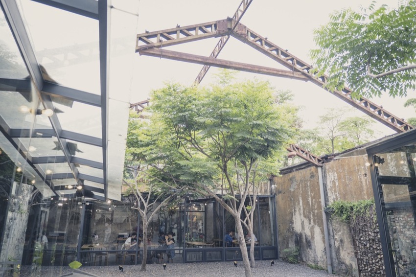 屏東 竹田咖啡廳 驛前大和頓物所｜保留廢棄鋼架結構 碾米廠改建工業風咖啡廳，超美落地玻璃窗～ · 算命的說我很愛吃