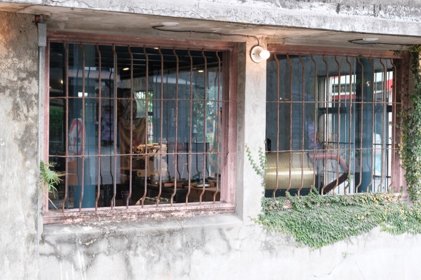 屏東 竹田咖啡廳 驛前大和頓物所｜保留廢棄鋼架結構 碾米廠改建工業風咖啡廳，超美落地玻璃窗～ · 算命的說我很愛吃