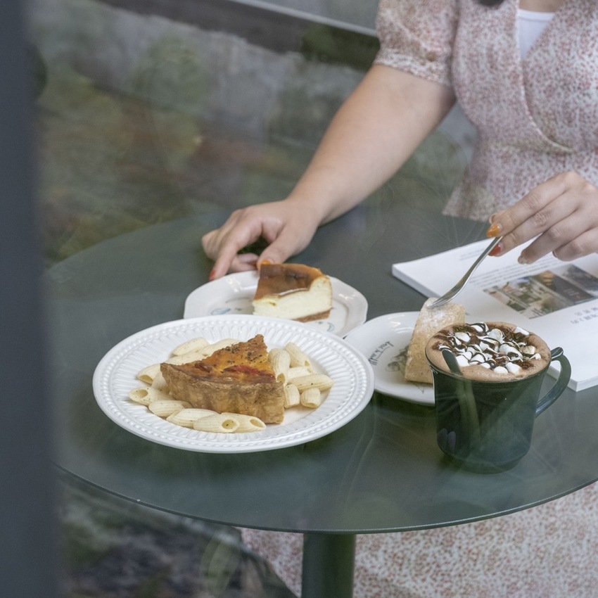 屏東 竹田咖啡廳 驛前大和頓物所｜保留廢棄鋼架結構 碾米廠改建工業風咖啡廳，超美落地玻璃窗～ · 算命的說我很愛吃