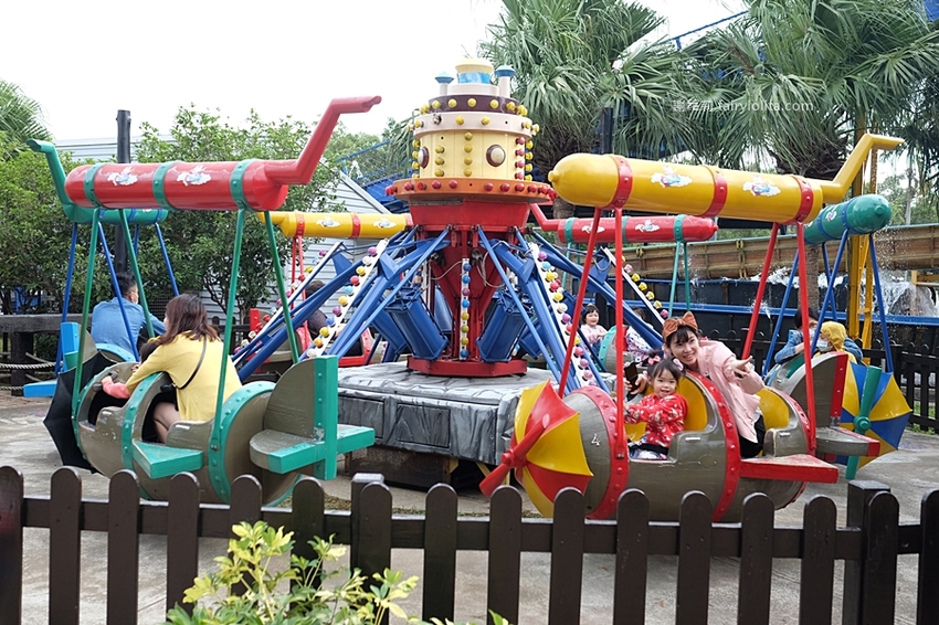 台灣觀光巴士。龍潭大池景觀咖啡廳、小人國一日遊,2人同行1人免費,每人只要595元,門票、車資全部包! @蹦啾♥謝蘿莉 La vie heureuse